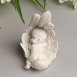 Фигурка полистоун «Малыш спящий в крыле», белый, 8.7×6×5.5 см