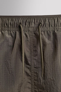 PANTALONES CORTOS 2 EN 1 TRAINING / Marr?n