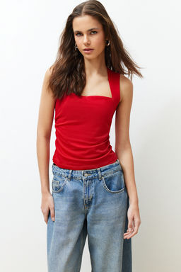 K?rm?z? Duz Kare Yaka Ask?l? Buzgulu Fitted/Vucuda Oturan Esnek Orme Bluz TWOSS24BZ00400