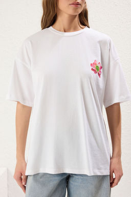 TRENDYOLMILLA Beyaz %100 Pamuk Oversize/Genis Kal?p On Arka Cicek Bask?l? Orme T-Shirt TWOSS25TS00099  фото 3