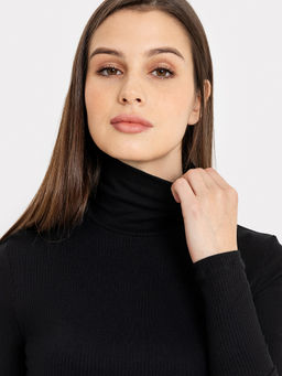 Черный прилегающий джемпер с воротником-стойкой