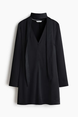 Vestido de sat?n con fular
