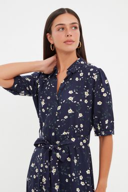 TRENDYOLMILLA Lacivert Cicek Desenli Kusakl? Midi Dokuma Viskon Gomlek Elbise TWOSS20EL1559 фото 15