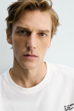 CAMISETA RELAXED FIT TEXTO PARCHES / Blanco