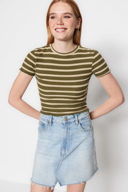 Trendyolmilla Haki Cizgili Baby Overlok Detayl? Fitted/Vucuda Oturan Crop Fitilli Orme Bluz TWOSS23BZ00506  фото 11