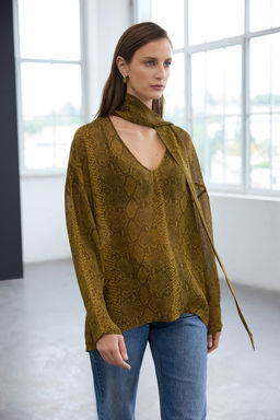 Trendyol Studio Yesil Animal Y?lan Desenli Sal Detayl? Transparan Dokuma Bluz TWOAW26BZ00275