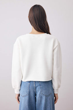 Ekru Kal?n Ici Polarl? Bisiklet Yaka Crop Orme Sweatshirt TWOAW26SW00093 - Trendyolmilla фото 4