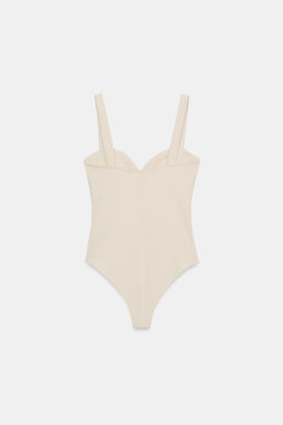 BODY TIRANTES ESCOTE CORAZ?N / Crudo