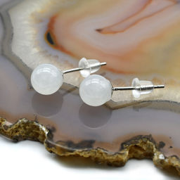Серьги гвоздики из кварца шарик 6мм цв.белый