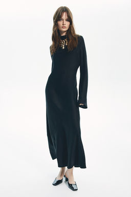 Vestido de saten con espalda descubierta