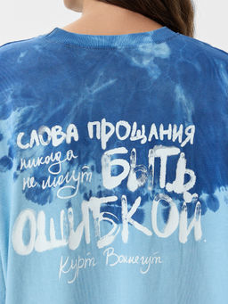 Футболка женская голубая с надписью Быть ошибкой - Mark formelle фото 6