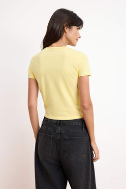 Sar? Fitted/Vucuda Oturan Esnek Crop Bisiklet Yaka K?sa Kol Bask?l? Orme T-Shirt TWOSS25TS00082