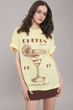 TRENDYOLMILLA Ac?k Sar? Bask?l? Oversize/Genis Kal?p Orme T-shirt TWOSS25TS00103