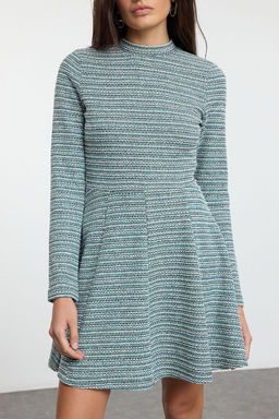 Trendyolmilla Siyah Tuvit Bisiklet Yaka Skater/Belden Ac?lan Volanl? Mini Orme Elbise TWOAW25EL00525  фото 9