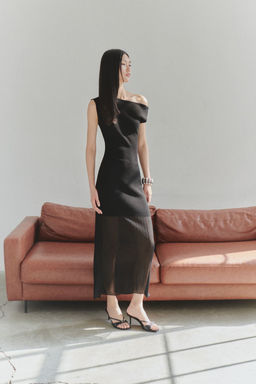 TRENDYOLMILLA Limited Edition Siyah Midi Triko Trasnsparan Gorunumlu Elbise TWOSS25EL00510