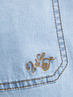 Широкие джинсы с поясом на резинке и с защипами из облегченного денима