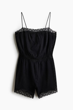 Mono corto de pijama con ribetes de encaje