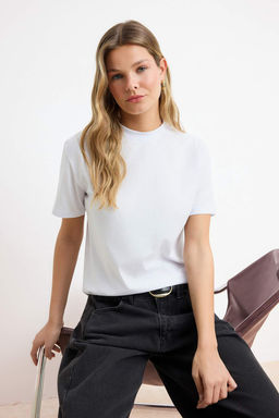 Beyaz %100 Pamuk Basic Regular/Normal Kal?p Dik Yaka Orme T-Shirt TWOAW20TS0096