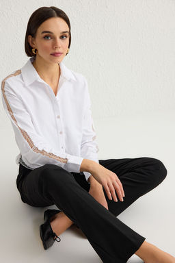 TRENDYOLMILLA Beyaz Kol ve Omuzlarda Dantel Detayl? Regular Normal Kal?p Dokuma Gomlek TWOSS25GO00049  фото 2