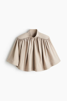 Blusa capa con hombreras