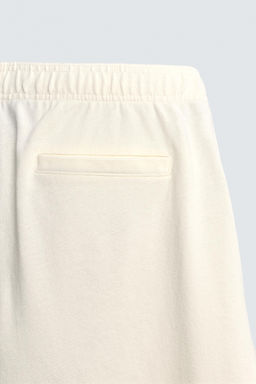 BERMUDA JOGGER REGULAR FIT / Blanco roto