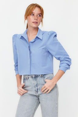 TRENDYOLMILLA Ac?k Mavi Omuzlar? Buzgu Detayl? Crop Fitted Bele Oturan Kal?p Dokuma Gomlek TWOSS23GO00117