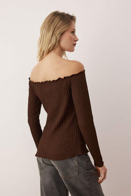 Kahverengi Carmen Yaka Dokulu Etek Ucu Asimetrik Orme Bluz TWOAW26BZ00286