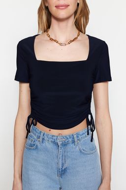 Trendyolmilla Lacivert Kare Yaka Buzgu Detayl? Fitted/Vucuda Oturan Crop Esnek Orme Bluz TWOSS23BZ00141
