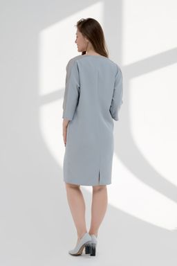 Элегантное платье с декором серое