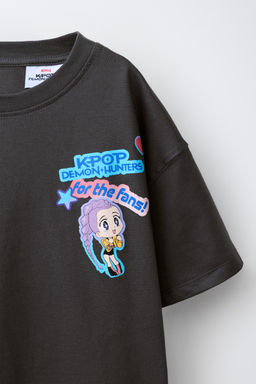 CAMISETA EFECTO LAVADO KPOP DEMON HUNTERS NETFLIX / Gris antracita