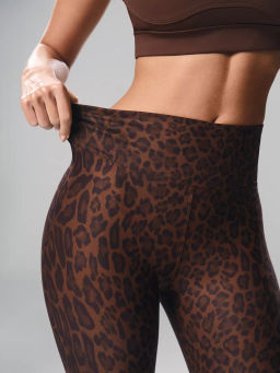 Моделирующие леггинсы с push-up эффектом LEO