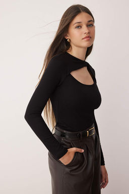 Siyah Cut Out Detayl? Vucuda Oturan Yumusak Tuseli Esnek Orme Bluz TWOAW26BZ00126