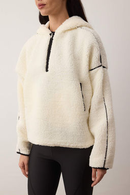 Ekru Biye Detayl? Oversize/Genis Kal?p Pelus Kapusonlu Kal?n Orme Sweatshirt TWOAW26SW00229 - Trendyolmilla фото 2