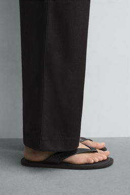 SANDALIA TIRAS GRABADO COCO / Negro