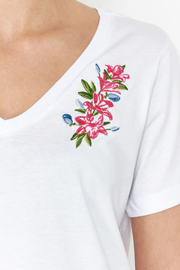 TRENDYOLMILLA Beyaz %100 Pamuk Regular/Normal Kal?p Nak?sl? V Yaka Orme T-Shirt TWOSS24TS00266  фото 4