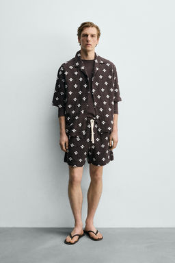 BERMUDA RELAXED FIT JACQUARD TEXTURA / Marr?n / Topo