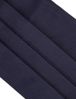 Темно-синий костюм с галстуком-бабочкой и поясом