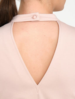 Платье с вырезом по спинке