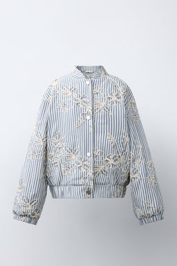 CAZADORA BOMBER RAYAS BORDADA / Azul / Blanco