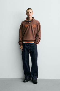 SUDADERA CUELLO CREMALLERA TEXTOS CONTRASTE / Marr?n