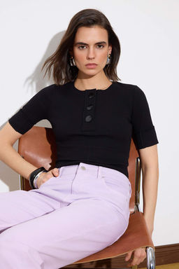 Limited Edition Siyah Vucuda Oturan K?sa Kollu Dugmeli Fitilli Esnek Orme Bluz TWOSS26BZ00473