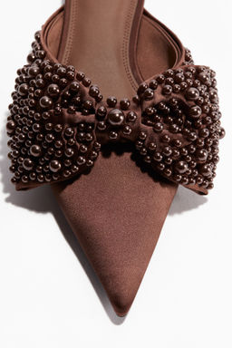 Mules con detalles decorativos