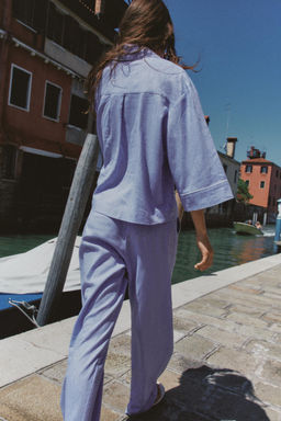 BLUSA CON LINO DETALLE VIVOS / Azul claro