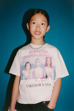 CAMISETA ESTAMPADO KPOP DEMON HUNTERS NETFLIX  / Blanco