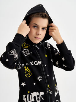 Черный комбинезон для мальчика с принтом