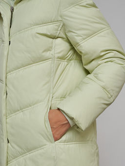 Пальто утепленное молодежное зимнее женское светло-зеленого цвета 52325ZS - Holdluck фото 14