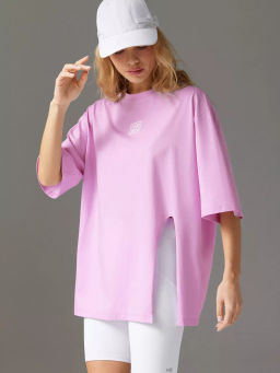 Футболка оверсайз с разрезом розовая