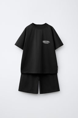 CONJUNTO CAMISETA Y BERMUDA TEXTO / Negro
