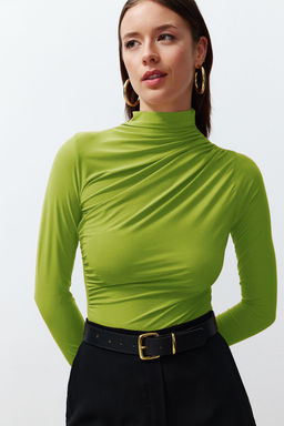 Trendyolmilla Siyah Buzgulu Kare Yaka Vucuda Oturan Esnek Orme Bluz TWOSS24BZ00487  фото 10