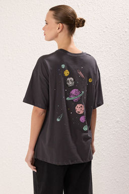 TRENDYOLMILLA Siyah %100 Pamuk On ve Arka Galaksi Bask?l? Boyfriend Fit Bisiklet Yaka Orme T-Shirt TWOSS23TS00257 фото 4